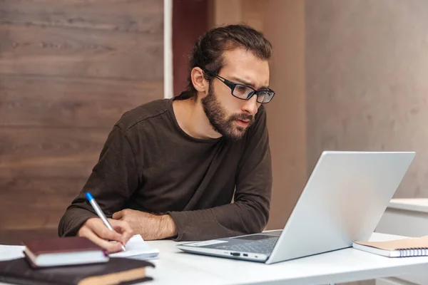 Chico Enfocado Viendo Webinar Línea Usando Portátil Escribiendo Cuaderno Hombre — Foto de Stock