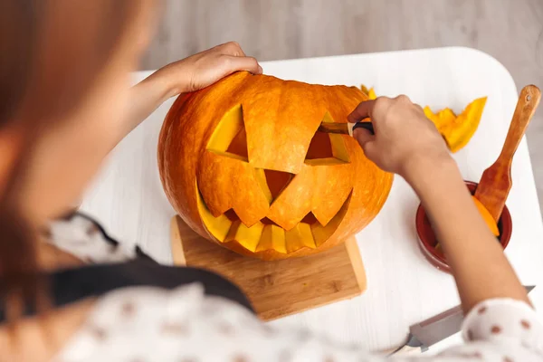 Mujer Joven Corta Una Calabaza Para Halloween Interior Vista Superior —  Fotos de Stock