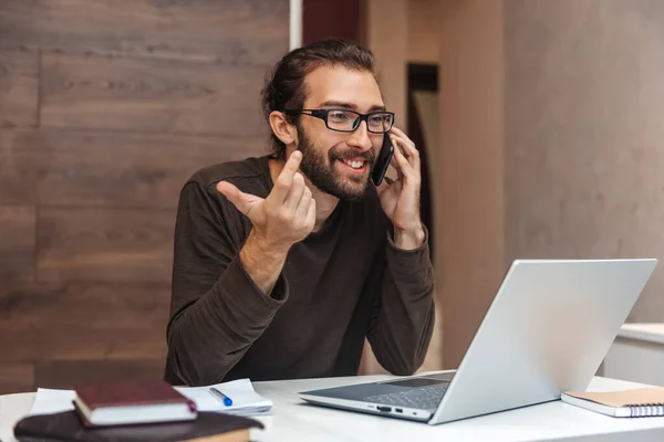 Hombre Sonriente Con Barba Usando Gafas Hablando Teléfono Celular Mientras — Foto de Stock
