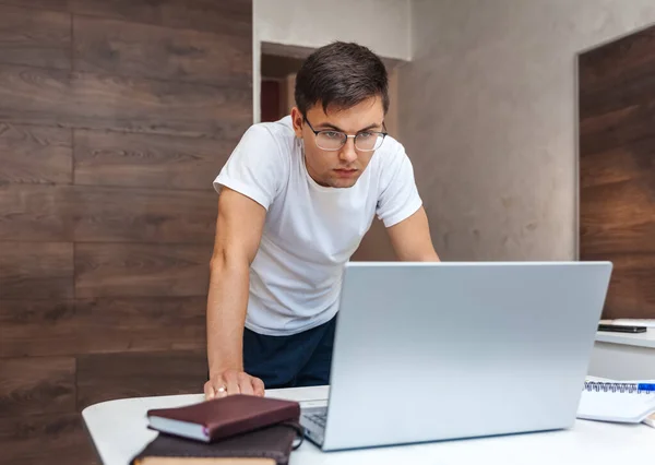 Hombre Concentrado Gafas Para Cerca Escritorio Mira Portátil — Foto de Stock