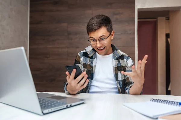 Hombre Feliz Sosteniendo Teléfono Móvil Sus Manos Celebrando Una Victoria — Foto de Stock