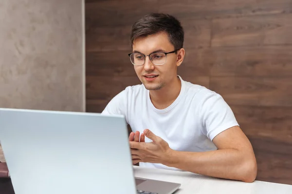 Joven Comunicándose Por Videollamada Usando Laptop — Foto de Stock