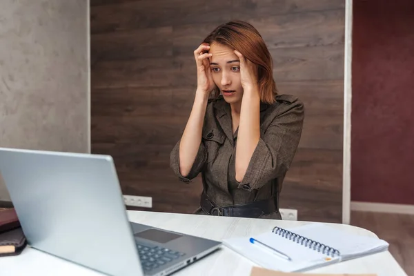 Young Woman Made Mistake While Working Laptop Girl Touches Her — Stock Photo, Image