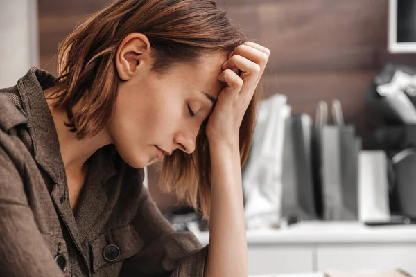 Portrait Une Femme Fatiguée Avec Mal Tête Gros Plan — Photo