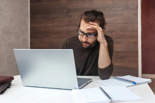 Hombre Concentrado Que Trabaja Ordenador Portátil Casa — Foto de Stock