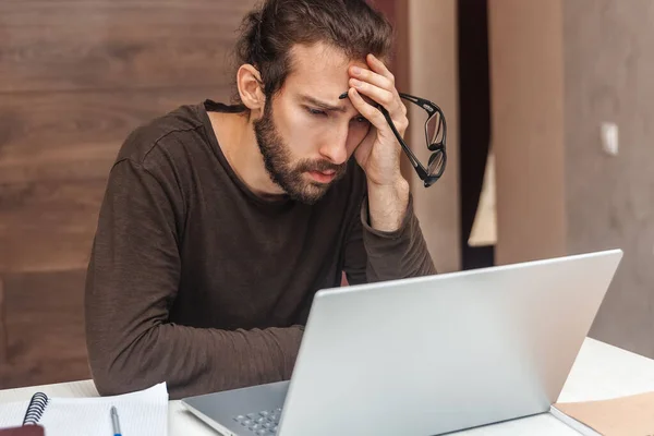 Cansado Homem Olhando Para Laptop Enquanto Trabalhava — Fotografia de Stock