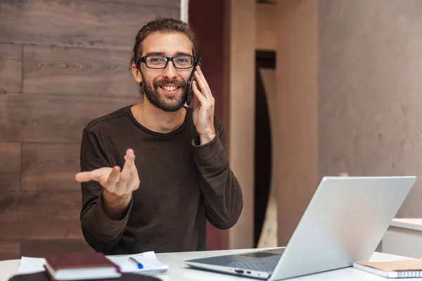 Hombre Feliz Hablando Teléfono Celular Mientras Está Sentado Escritorio Casa — Foto de Stock