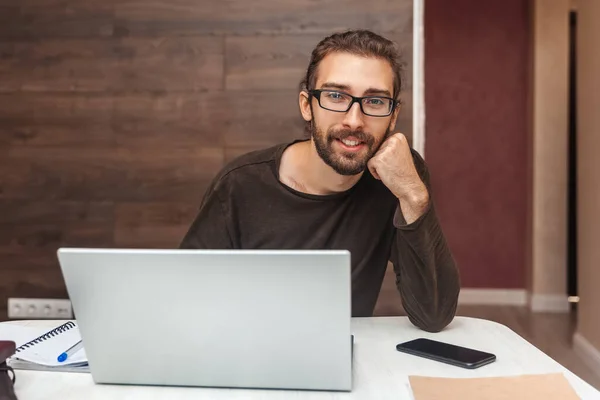 Feliz Hombre Sonriente Sentado Mesa Casa Haciendo Trabajo Computadora Portátil — Foto de Stock