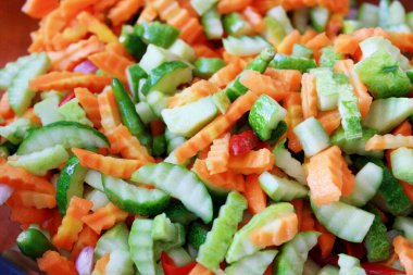 Yakından yakalanan salatalık, havuç ve arpacık soğanı gibi taze sebzelerle yapılan otantik Endonezya turşusu (acar). Renkli, keskin ve ferahlatıcı, bu turşular Endonezya yemeklerini geliştiren geleneksel bir meze..