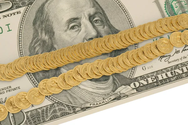 Monete d'oro sul dollaro su sfondo bianco. Illustrazione 3D . — Foto Stock