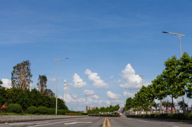 Şehir caddesi boş yol, şehir arka planı kavramı.
