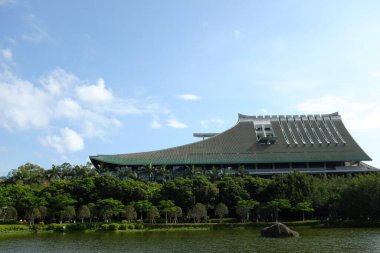 Göl kenarında modern bir bina, Fujian 'daki Xiamen Üniversitesi..