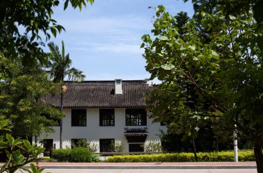 Mavi gökyüzünün altındaki Çin antik mimarisi