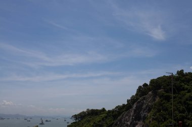 Çin 'deki Guangdong' da mavi gökyüzünün altındaki nehir manzarası.