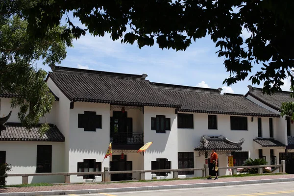 Mavi gökyüzünün altındaki Çin antik mimarisi