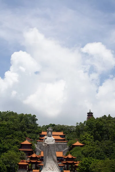 广东蓝天下的寺庙 — 图库照片