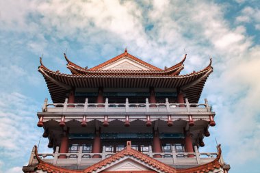 Eski Çin mimarisinin çatısı, mavi gökyüzünün altındaki eski bina..