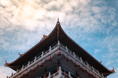 Eski Çin mimarisinin çatısı, mavi gökyüzünün altındaki eski bina..