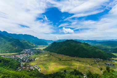 Mai Chau İlçesi görünümüyle çeltik pirinç alan Kuzey Vietnam.