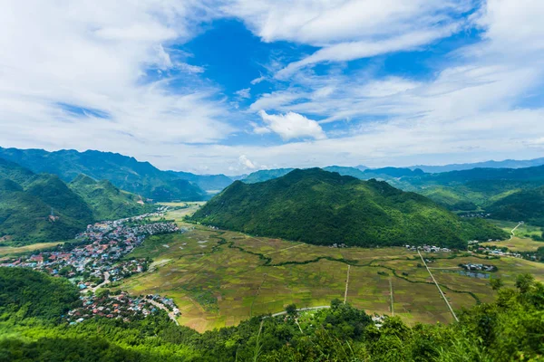 Mai Chau İlçesi görünümüyle çeltik pirinç alan Kuzey Vietnam.