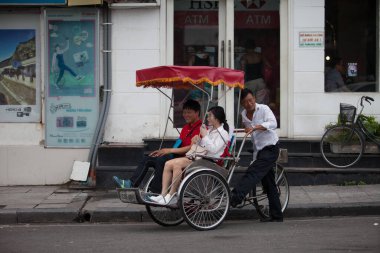 HANOI, VIETNAM - 21 Ağustos 2020 'de Hanoi, Vietnam' da sabah erken saatlerde satıcı için küçük bir pazar. Vietnam çiçekçisi satıcısı. içinde