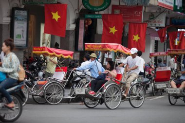 HANOI, VIETNAM - 21 Ağustos 2020 'de Hanoi, Vietnam' da sabah erken saatlerde satıcı için küçük bir pazar. Vietnam çiçekçisi satıcısı. içinde