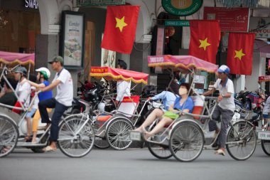 HANOI, VIETNAM - 21 Ağustos 2020 'de Hanoi, Vietnam' da sabah erken saatlerde satıcı için küçük bir pazar. Vietnam çiçekçisi satıcısı. içinde