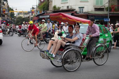 HANOI, VIETNAM - 21 Ağustos 2020 'de Hanoi, Vietnam' da sabah erken saatlerde satıcı için küçük bir pazar. Vietnam çiçekçisi satıcısı. içinde