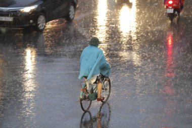 HANOI, VIETNAM - 21 Ağustos 2020 'de Hanoi, Vietnam' da sabah erken saatlerde satıcı için küçük bir pazar. Vietnam çiçekçisi satıcısı. içinde