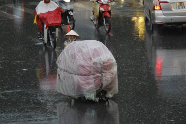 HANOI, VIETNAM - 21 Ağustos 2020 'de Hanoi, Vietnam' da sabah erken saatlerde satıcı için küçük bir pazar. Vietnam çiçekçisi satıcısı. içinde