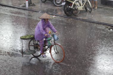 HANOI, VIETNAM - 21 Ağustos 2020 'de Hanoi, Vietnam' da sabah erken saatlerde satıcı için küçük bir pazar. Vietnam çiçekçisi satıcısı. içinde