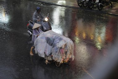 HANOI, VIETNAM - 21 Ağustos 2020 'de Hanoi, Vietnam' da sabah erken saatlerde satıcı için küçük bir pazar. Vietnam çiçekçisi satıcısı. içinde