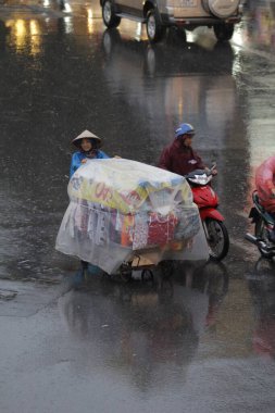 HANOI, VIETNAM - 21 Ağustos 2020 'de Hanoi, Vietnam' da sabah erken saatlerde satıcı için küçük bir pazar. Vietnam çiçekçisi satıcısı. içinde