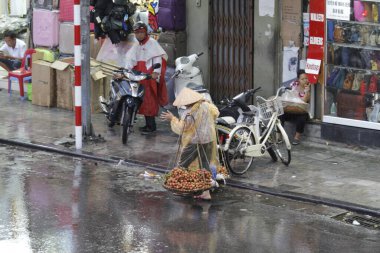 HANOI, VIETNAM - 21 Ağustos 2020 'de Hanoi, Vietnam' da sabah erken saatlerde satıcı için küçük bir pazar. Vietnam çiçekçisi satıcısı. içinde