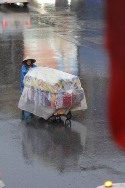 HANOI, VIETNAM - 21 Ağustos 2020 'de Hanoi, Vietnam' da sabah erken saatlerde satıcı için küçük bir pazar. Vietnam çiçekçisi satıcısı. içinde