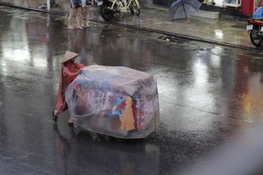 HANOI, VIETNAM - 21 Ağustos 2020 'de Hanoi, Vietnam' da sabah erken saatlerde satıcı için küçük bir pazar. Vietnam çiçekçisi satıcısı. içinde