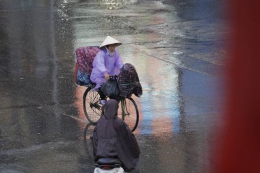 HANOI, VIETNAM - 21 Ağustos 2020 'de Hanoi, Vietnam' da sabah erken saatlerde satıcı için küçük bir pazar. Vietnam çiçekçisi satıcısı. içinde