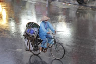 HANOI, VIETNAM - 21 Ağustos 2020 'de Hanoi, Vietnam' da sabah erken saatlerde satıcı için küçük bir pazar. Vietnam çiçekçisi satıcısı. içinde