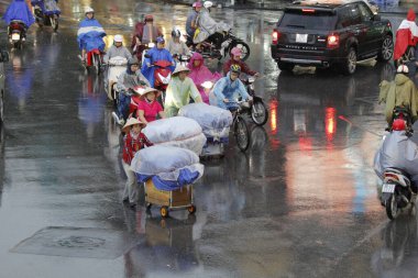 HANOI, VIETNAM - 21 Ağustos 2020 'de Hanoi, Vietnam' da sabah erken saatlerde satıcı için küçük bir pazar. Vietnam çiçekçisi satıcısı. içinde