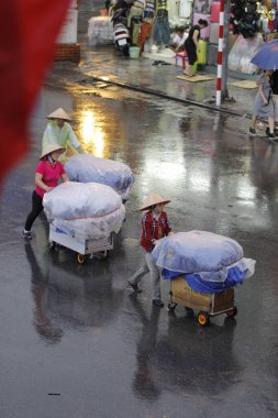 HANOI, VIETNAM - 21 Ağustos 2020 'de Hanoi, Vietnam' da sabah erken saatlerde satıcı için küçük bir pazar. Vietnam çiçekçisi satıcısı. içinde