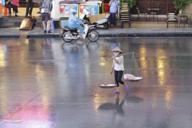 HANOI, VIETNAM - 21 Ağustos 2020 'de Hanoi, Vietnam' da sabah erken saatlerde satıcı için küçük bir pazar. Vietnam çiçekçisi satıcısı. içinde