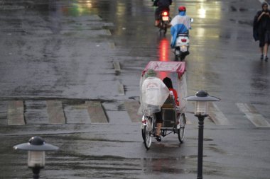 HANOI, VIETNAM - 21 Ağustos 2020 'de Hanoi, Vietnam' da sabah erken saatlerde satıcı için küçük bir pazar. Vietnam çiçekçisi satıcısı. içinde