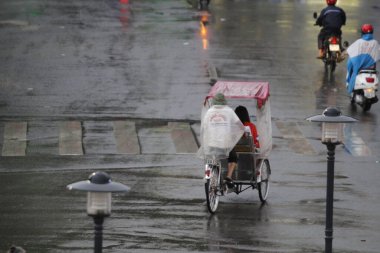HANOI, VIETNAM - 21 Ağustos 2020 'de Hanoi, Vietnam' da sabah erken saatlerde satıcı için küçük bir pazar. Vietnam çiçekçisi satıcısı. içinde