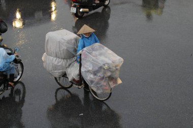 HANOI, VIETNAM - 21 Ağustos 2020 'de Hanoi, Vietnam' da sabah erken saatlerde satıcı için küçük bir pazar. Vietnam çiçekçisi satıcısı. içinde