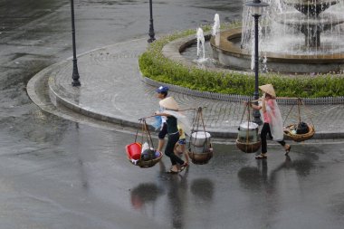 HANOI, VIETNAM - 21 Ağustos 2020 'de Hanoi, Vietnam' da sabah erken saatlerde satıcı için küçük bir pazar. Vietnam çiçekçisi satıcısı. içinde