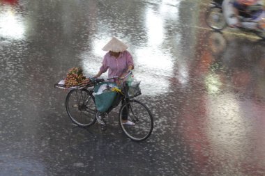 HANOI, VIETNAM - 21 Ağustos 2020 'de Hanoi, Vietnam' da sabah erken saatlerde satıcı için küçük bir pazar. Vietnam çiçekçisi satıcısı. içinde