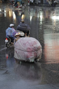 HANOI, VIETNAM - 21 Ağustos 2020 'de Hanoi, Vietnam' da sabah erken saatlerde satıcı için küçük bir pazar. Vietnam çiçekçisi satıcısı. içinde