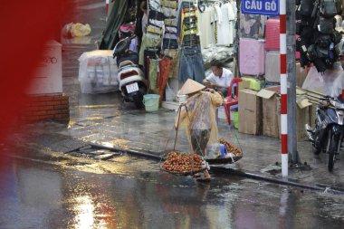 HANOI, VIETNAM - 21 Ağustos 2020 'de Hanoi, Vietnam' da sabah erken saatlerde satıcı için küçük bir pazar. Vietnam çiçekçisi satıcısı. içinde