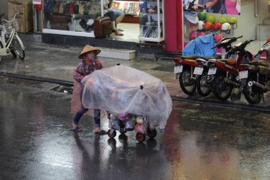 HANOI, VIETNAM - 21 Ağustos 2020 'de Hanoi, Vietnam' da sabah erken saatlerde satıcı için küçük bir pazar. Vietnam çiçekçisi satıcısı. içinde