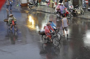 HANOI, VIETNAM - 21 Ağustos 2020 'de Hanoi, Vietnam' da sabah erken saatlerde satıcı için küçük bir pazar. Vietnam çiçekçisi satıcısı. içinde